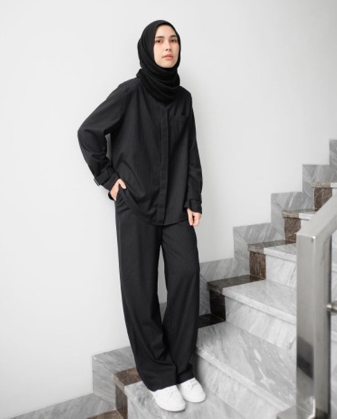 Detail Style Kemeja Hitam Wanita Nomer 27