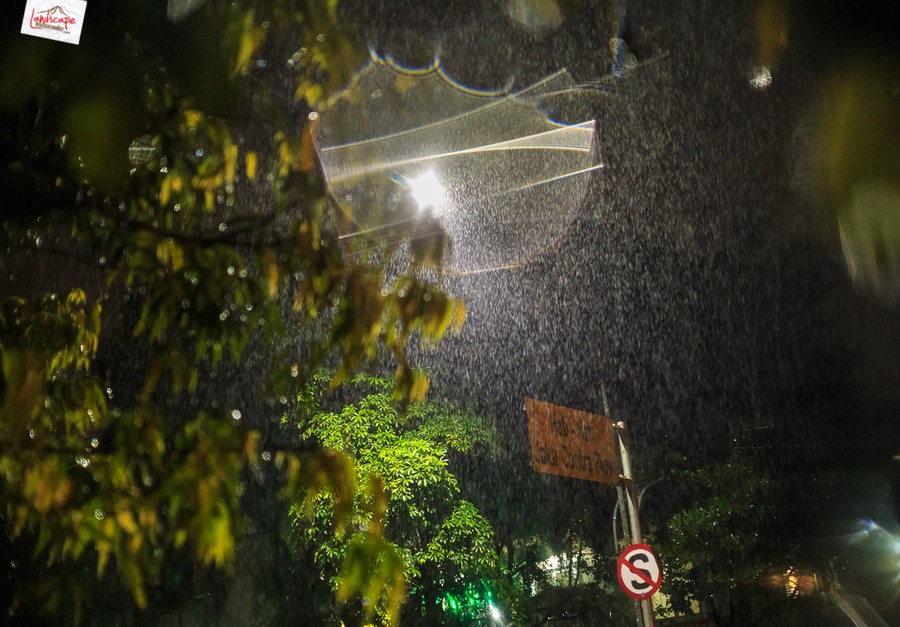 Detail Suasana Hujan Di Malam Hari Nomer 13