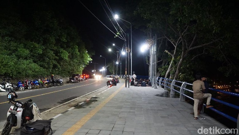 Detail Suasana Malam Di Pantai Nomer 35