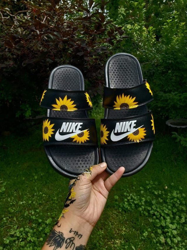 Detail Sunflower Print Crocs Nomer 27