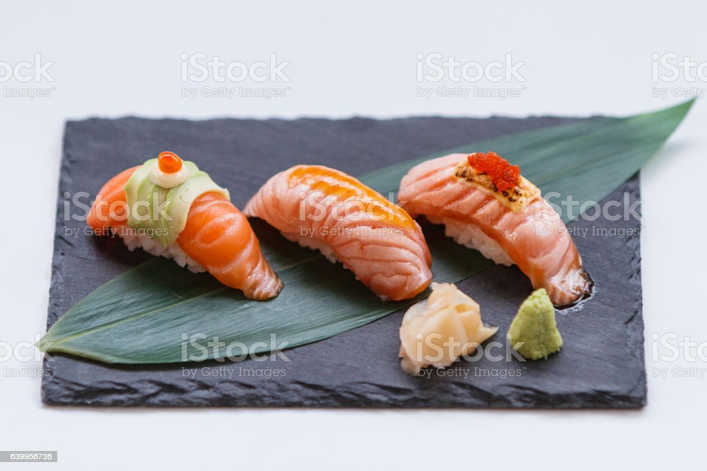 Detail Sushi Salmon Mentah Nomer 12