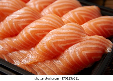 Detail Sushi Salmon Mentah Nomer 24