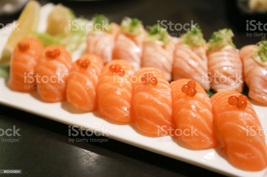 Detail Sushi Salmon Mentah Nomer 25