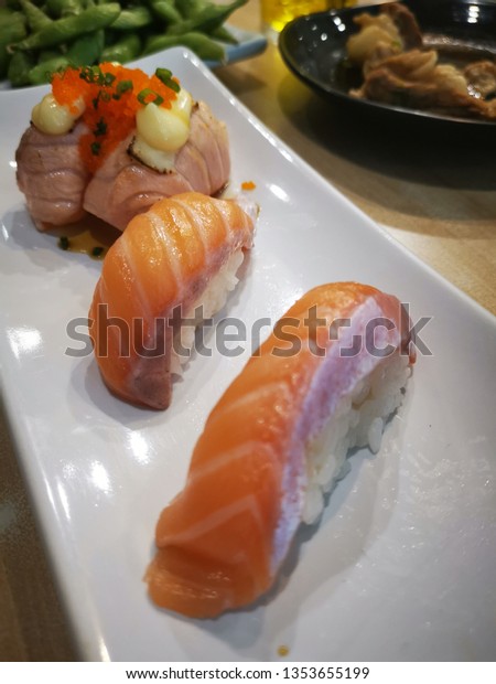 Detail Sushi Salmon Mentah Nomer 30