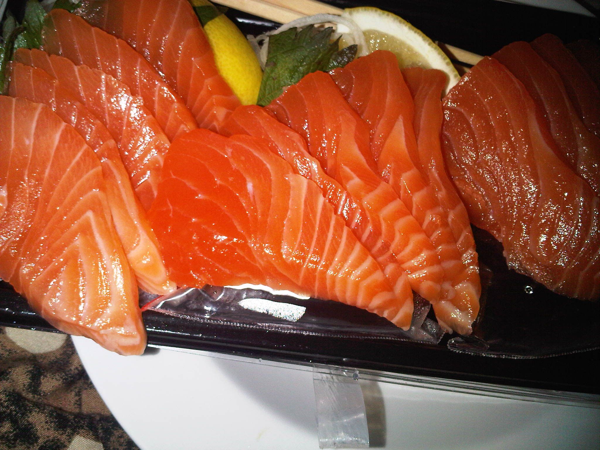 Detail Sushi Salmon Mentah Nomer 31