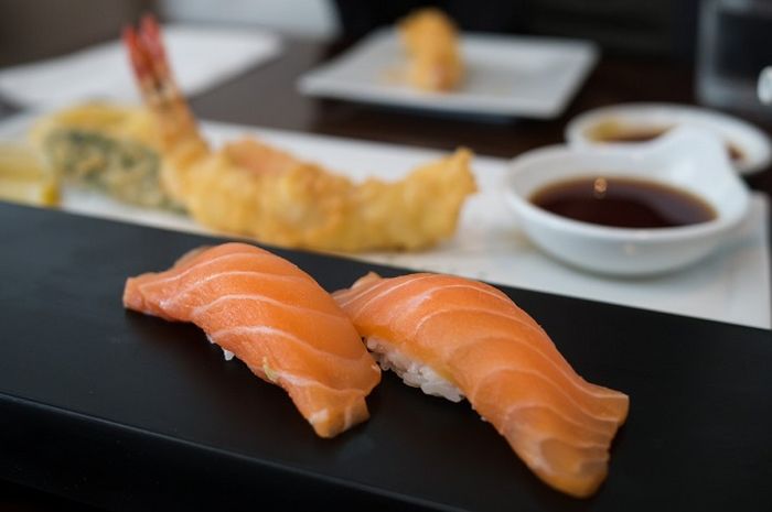 Detail Sushi Salmon Mentah Nomer 35