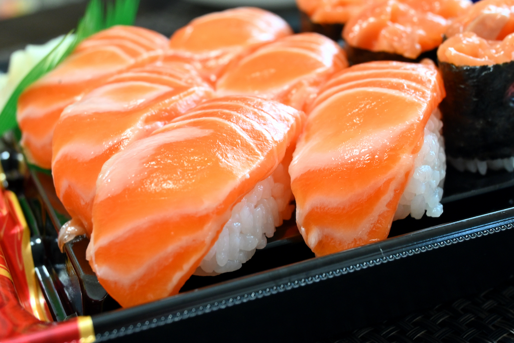 Detail Sushi Salmon Mentah Nomer 38