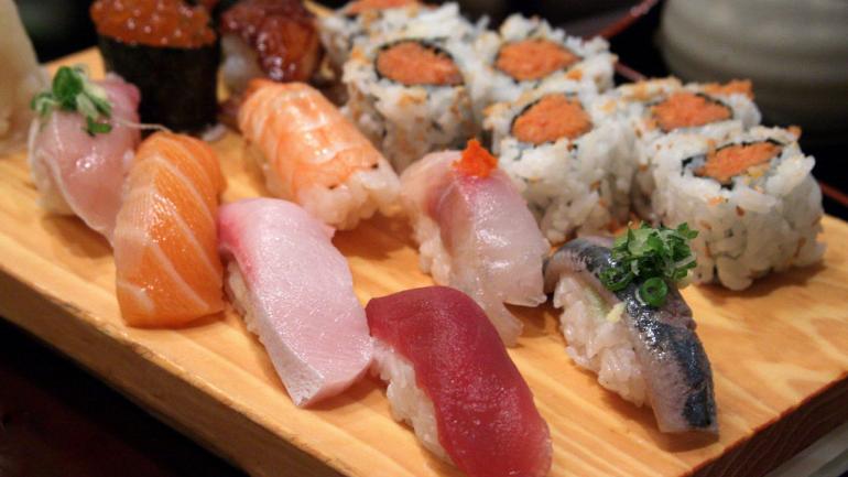 Detail Sushi Salmon Mentah Nomer 40