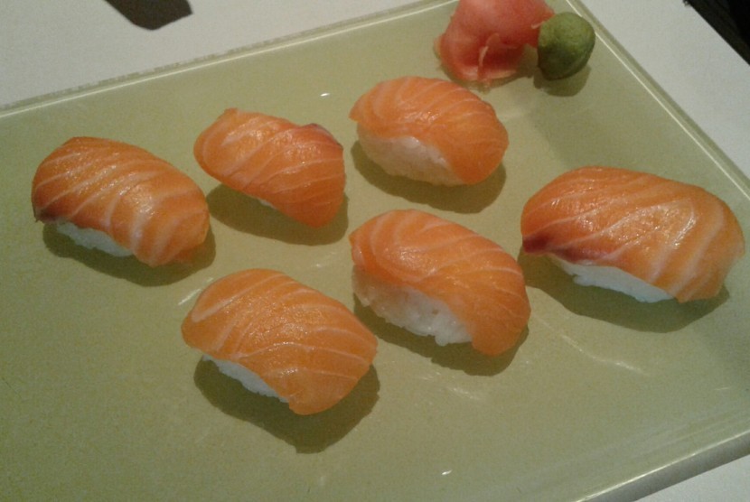 Detail Sushi Salmon Mentah Nomer 6