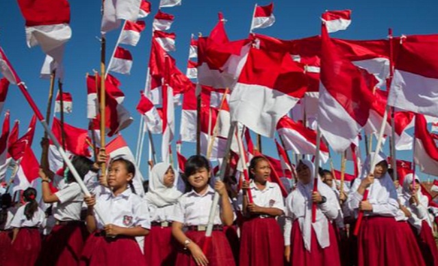 Detail Tangan Memegang Bendera Indonesia Nomer 28