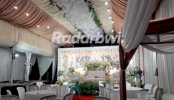 Detail Tenda Pernikahan Mewah Di Rumah Nomer 36