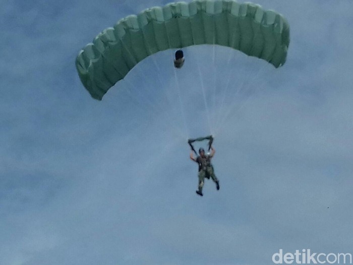 Detail Tentara Terjun Payung Nomer 10