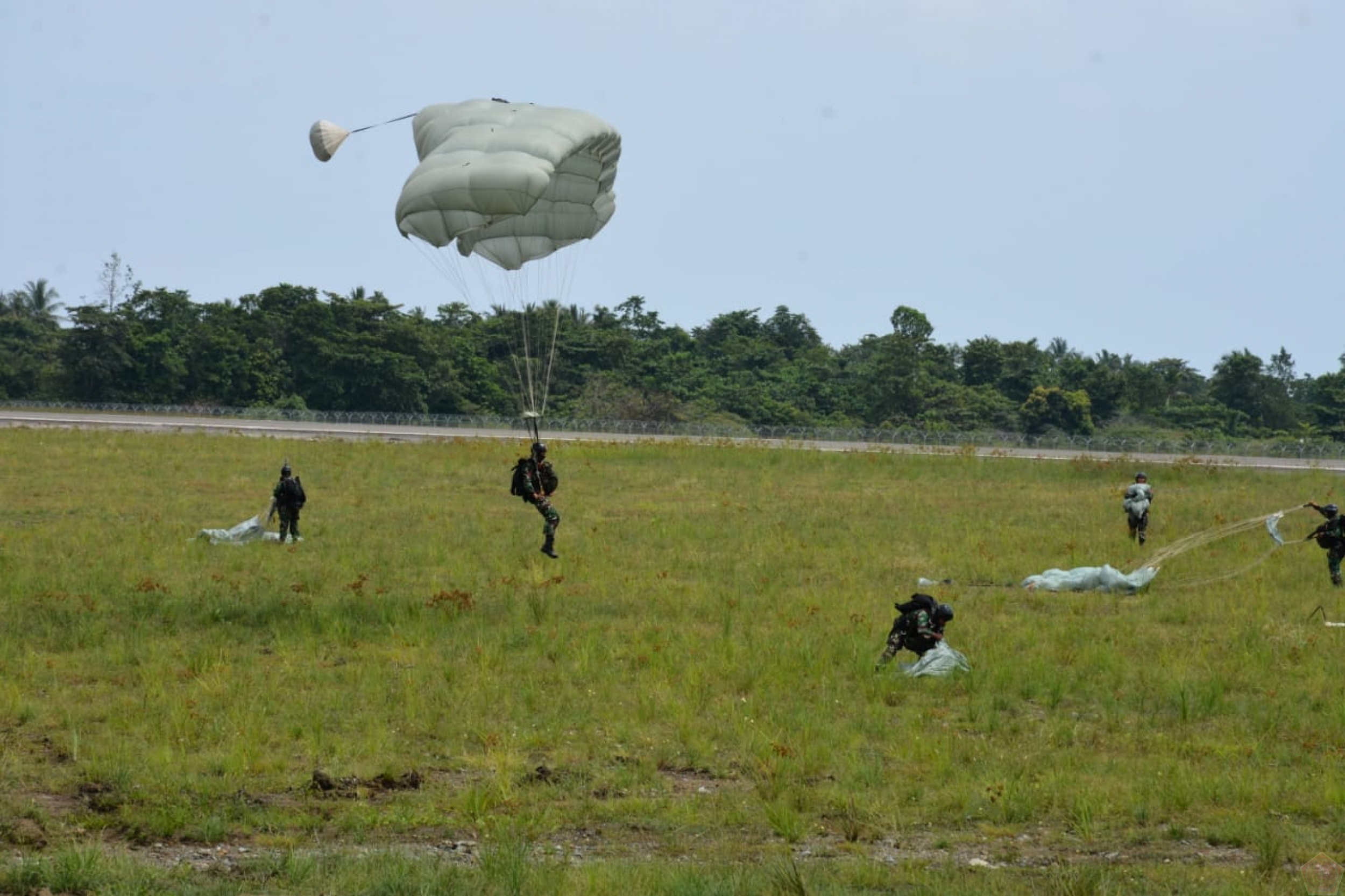 Detail Terjun Payung Militer Nomer 49