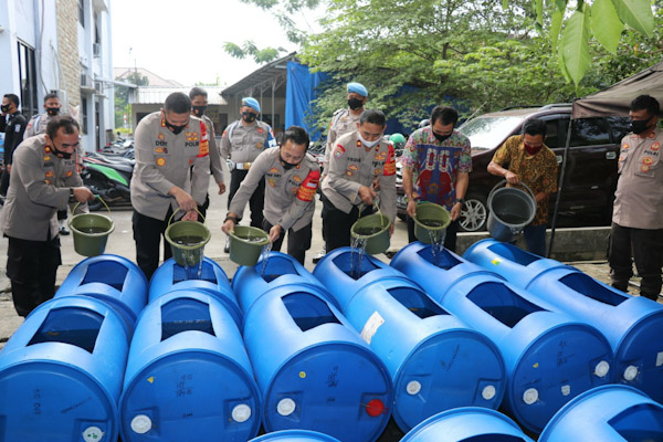Polresta Tangerang Tebar 3.400 Ikan Lele Dalam Drum Bekas - Lensapena |