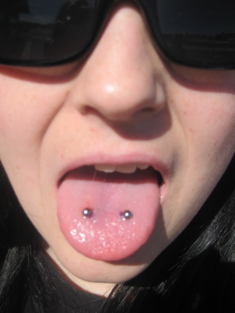 Detail The Scoop Tongue Piercing Nomer 9