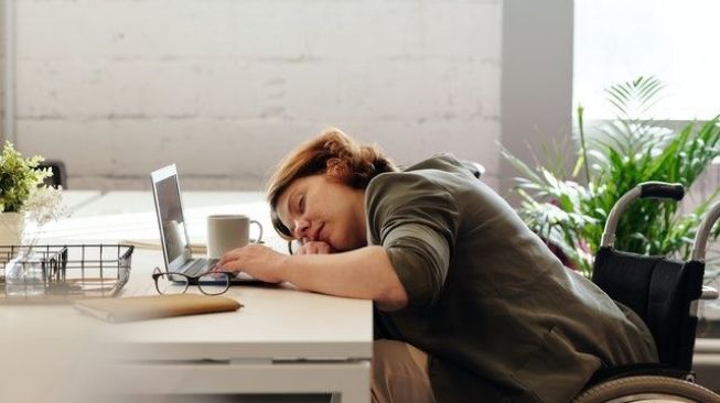 Detail Tidur Sambil Duduk Nomer 28