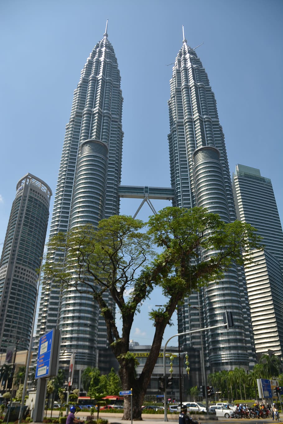 Detail Tinggi Menara Petronas Nomer 9