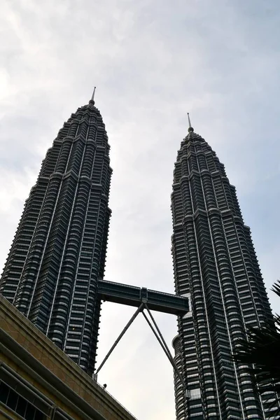 Detail Tinggi Menara Petronas Nomer 23