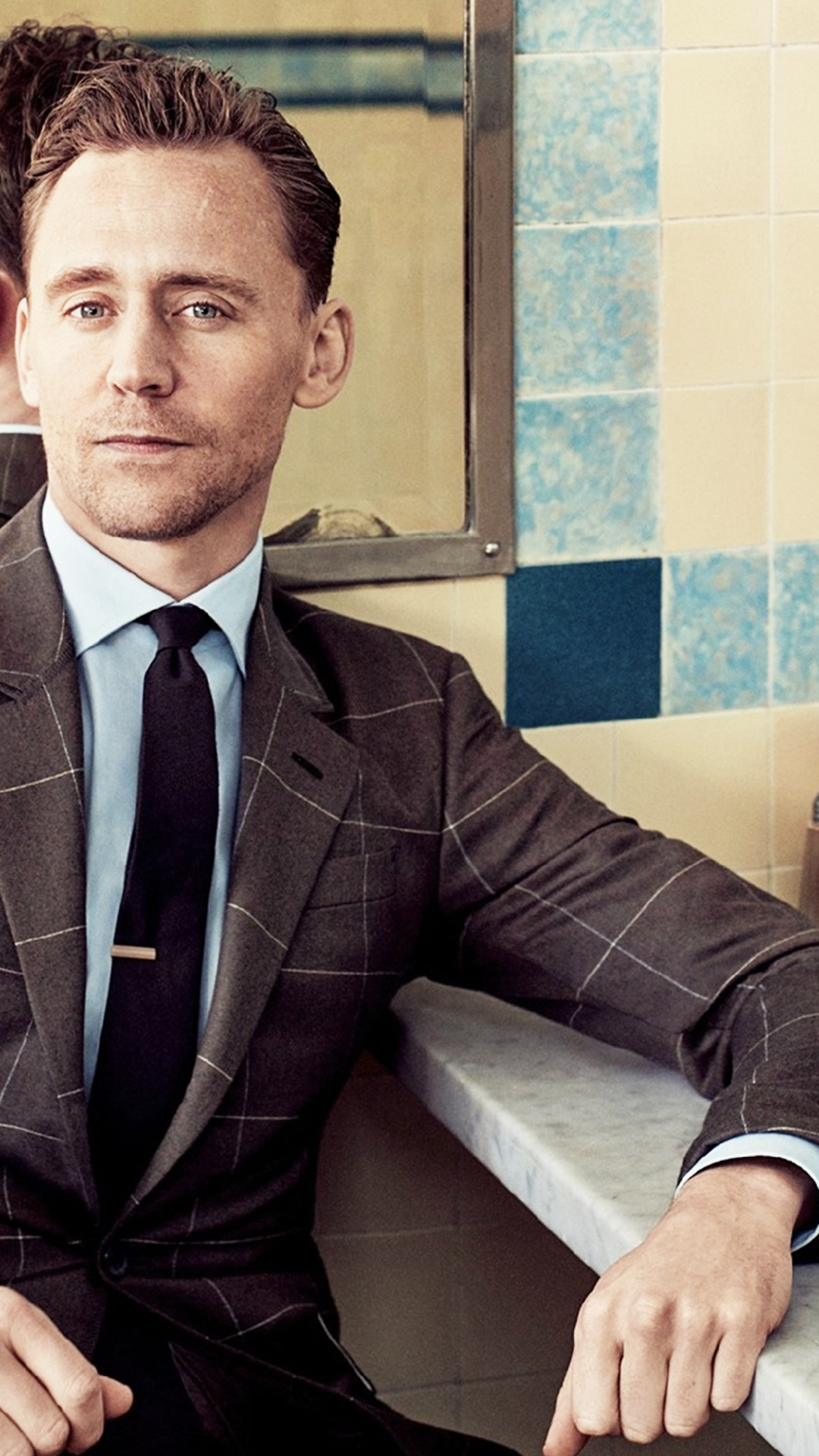 Detail Tom Hiddleston Wallpaper Nomer 3