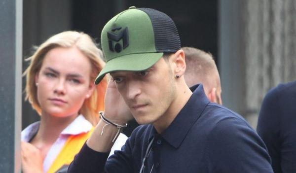 Detail Topi Mesut Ozil Nomer 40