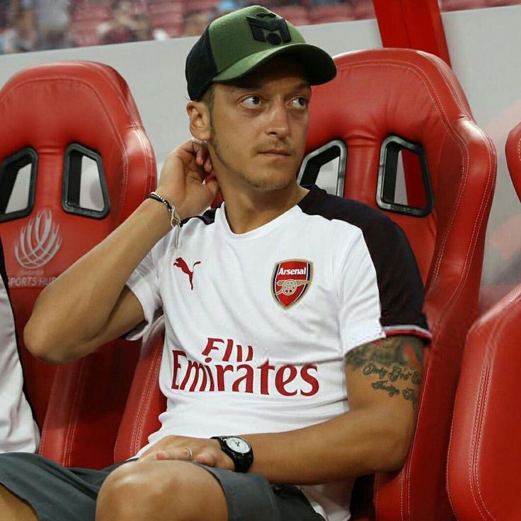 Detail Topi Mesut Ozil Nomer 44