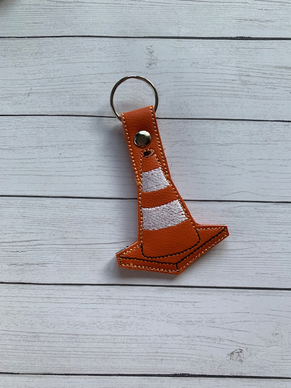Detail Traffic Cone Keychain Nomer 16