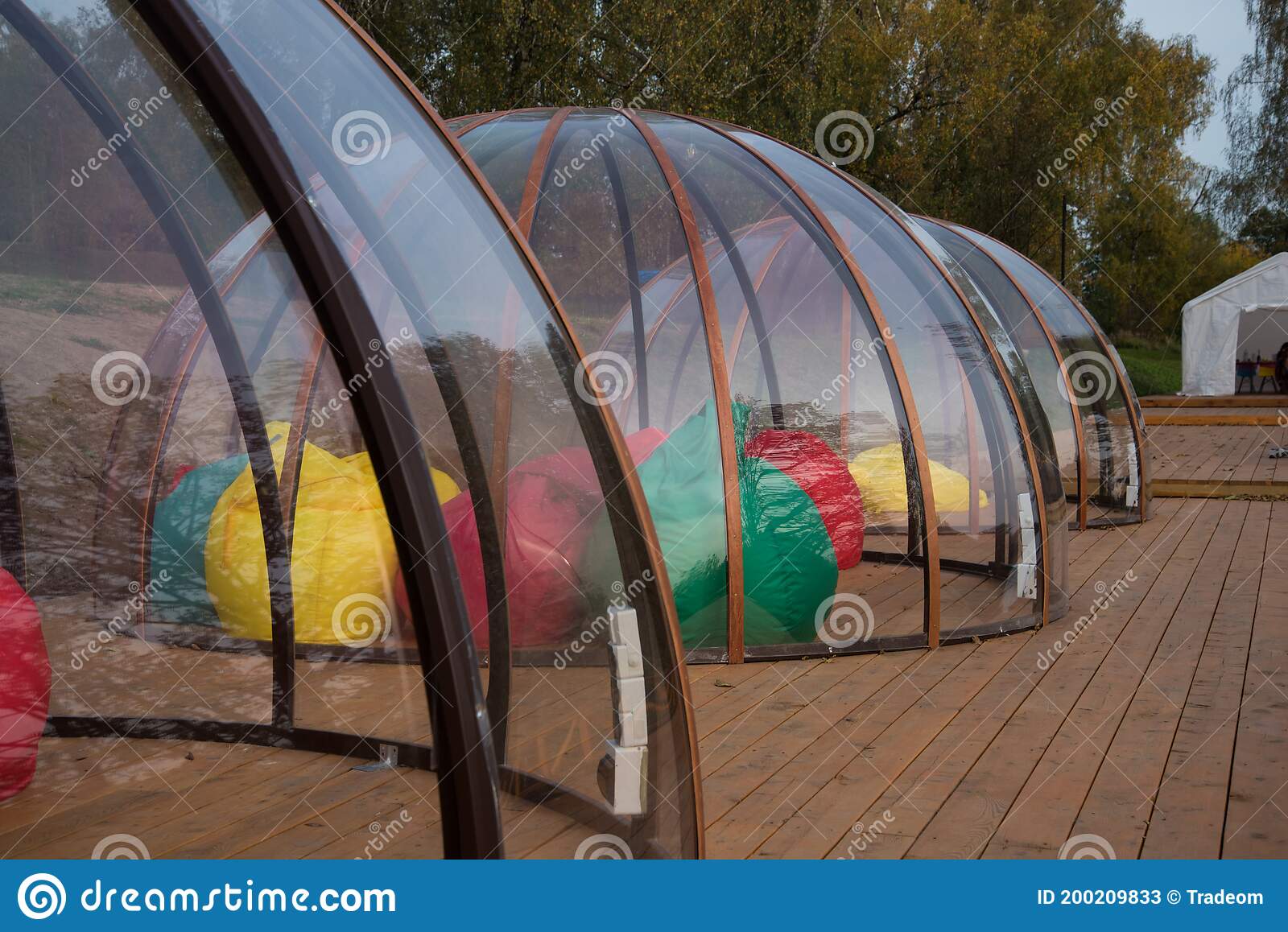 Detail Transparent Igloo Nomer 42