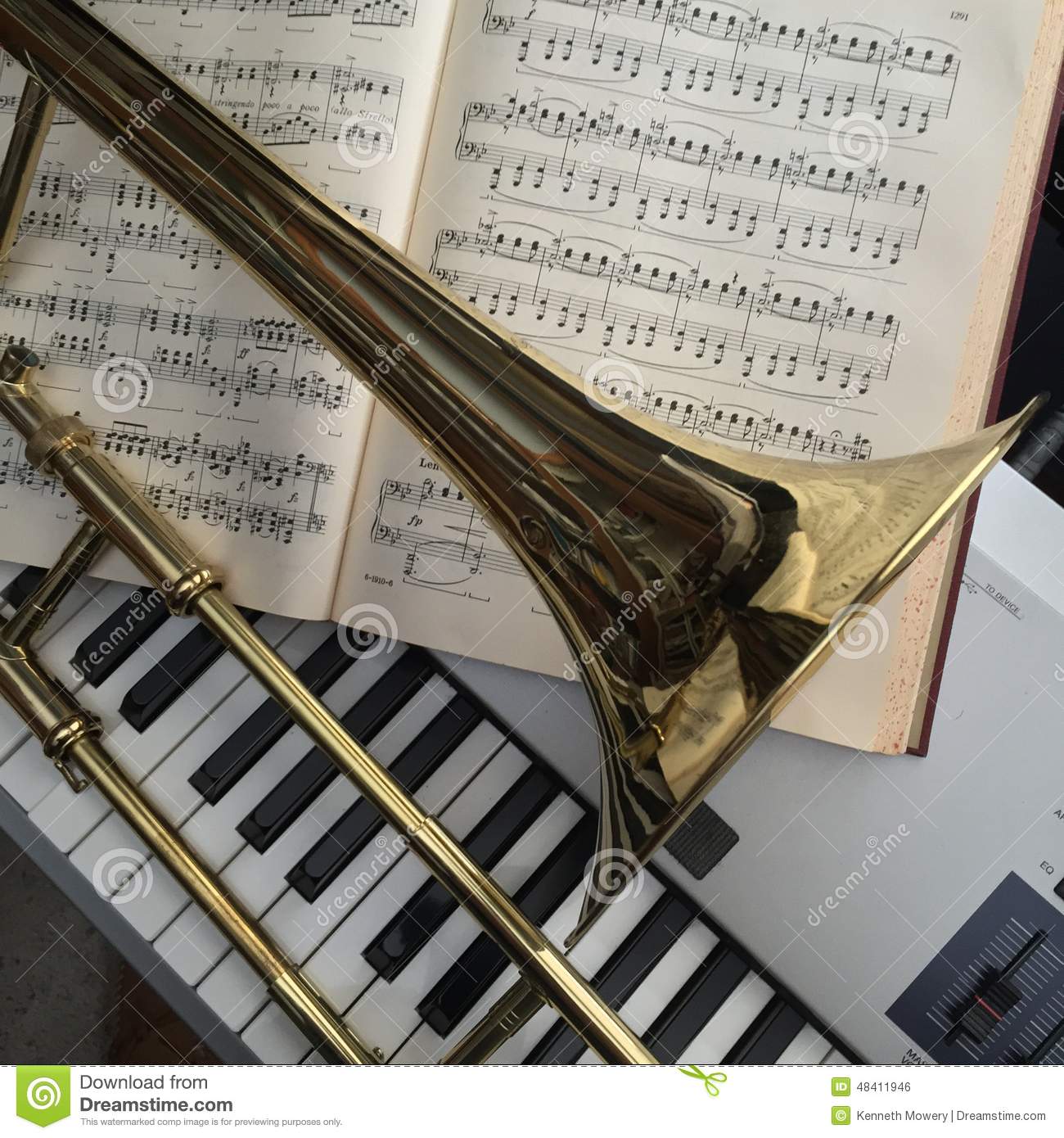 Detail Trombone Background Nomer 5