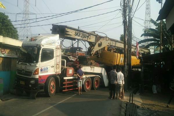 Truk Pembawa Alat Berat - KibrisPDR