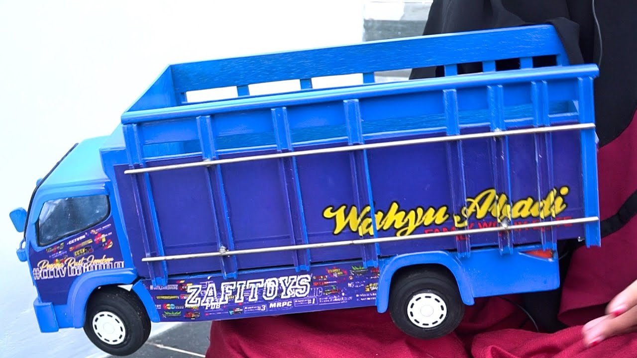 Detail Truk Warna Biru Nomer 4