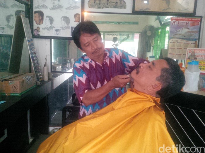 Detail Tukang Potong Rambut Nomer 16