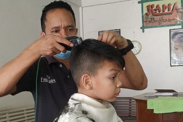 Detail Tukang Potong Rambut Nomer 18