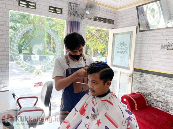 Detail Tukang Potong Rambut Nomer 25