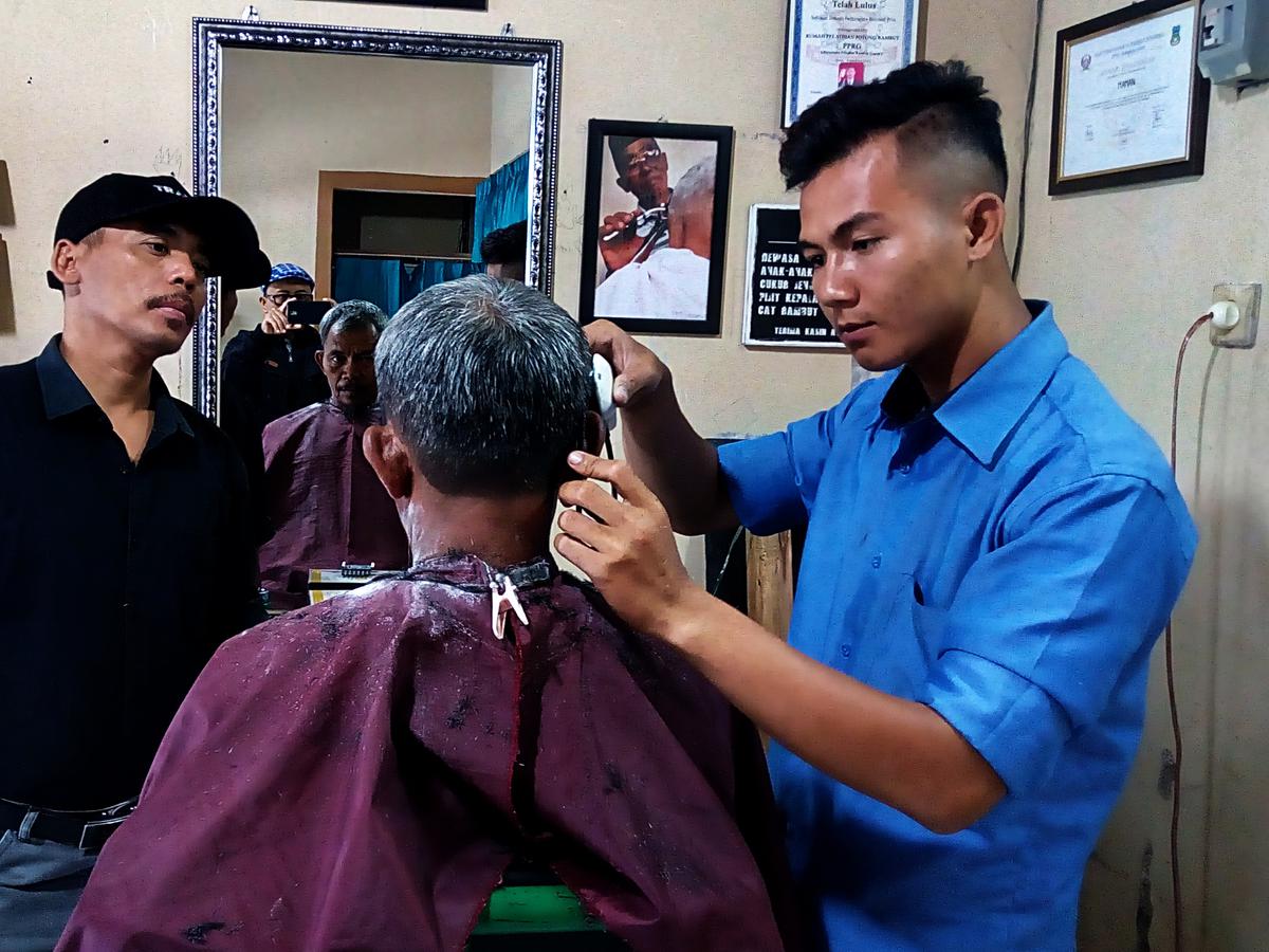 Detail Tukang Potong Rambut Nomer 6