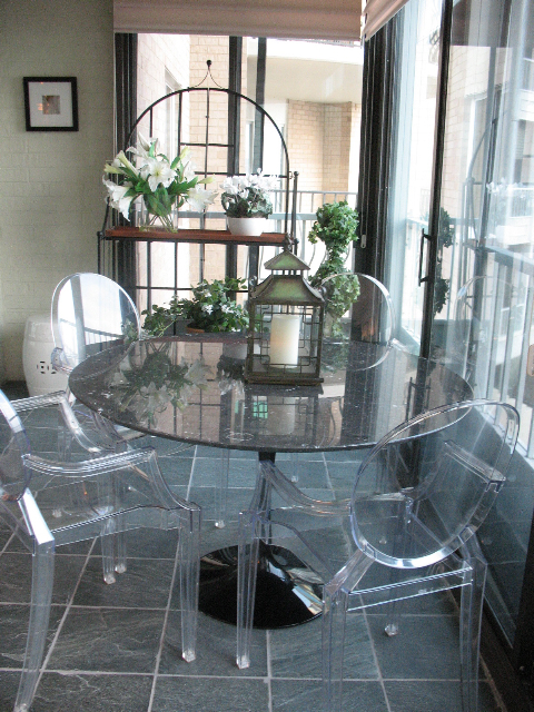 Detail Tulip Table With Ghost Chairs Nomer 29