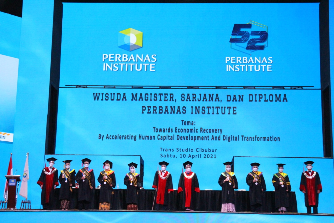 Detail Tulisan Di Foto Wisuda Nomer 18