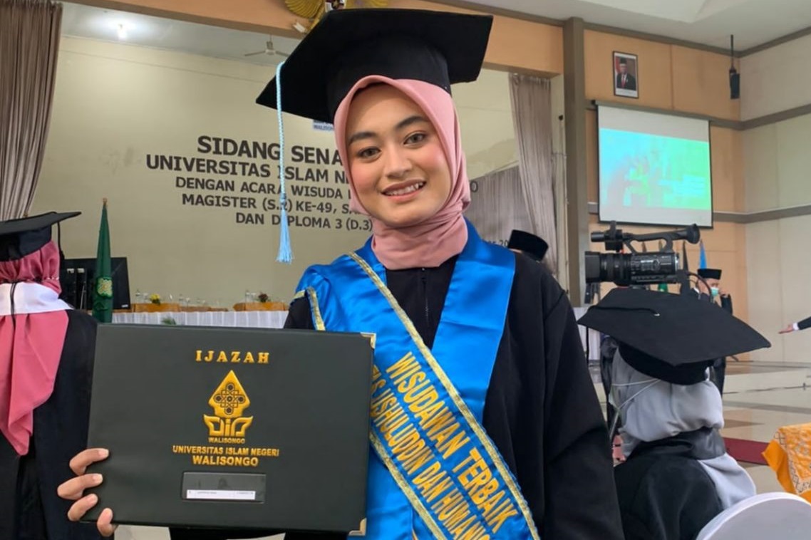 Detail Tulisan Di Foto Wisuda Nomer 6