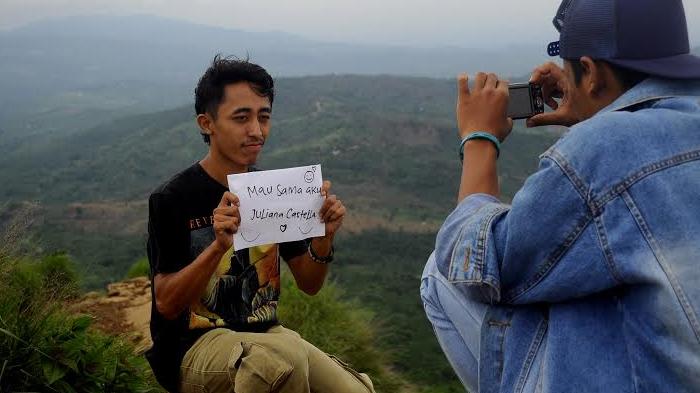 Detail Tulisan Kertas Di Puncak Gunung Nomer 13