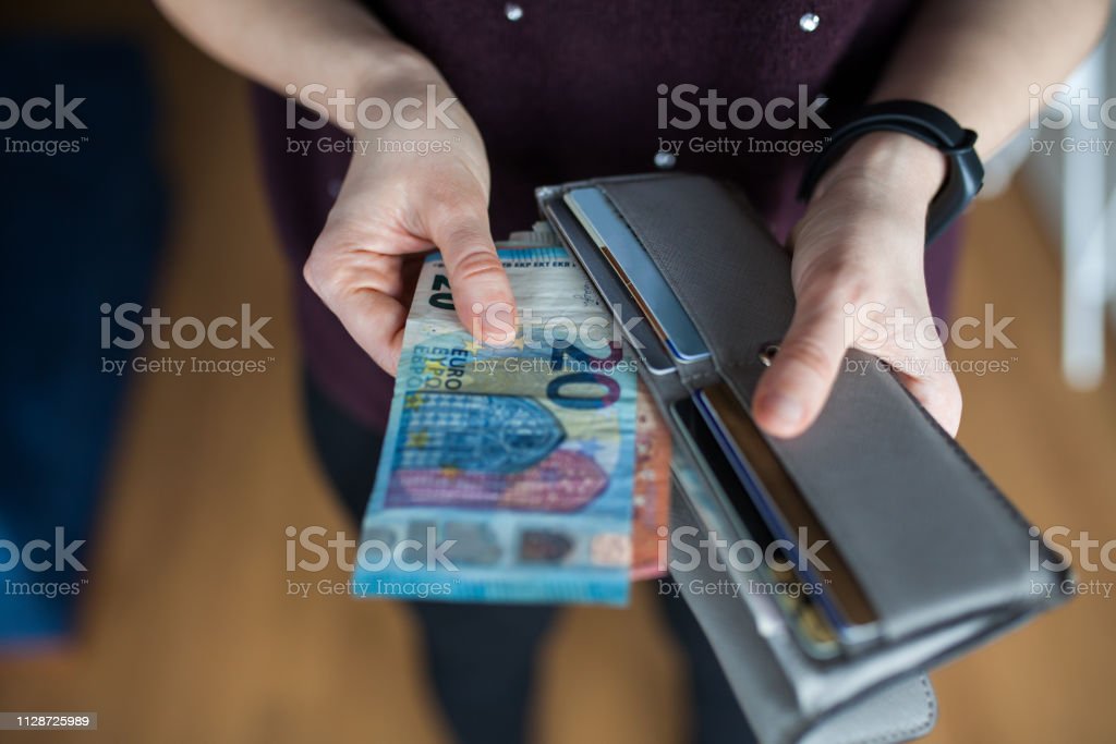 Detail Uang Dalam Dompet Wanita Nomer 36
