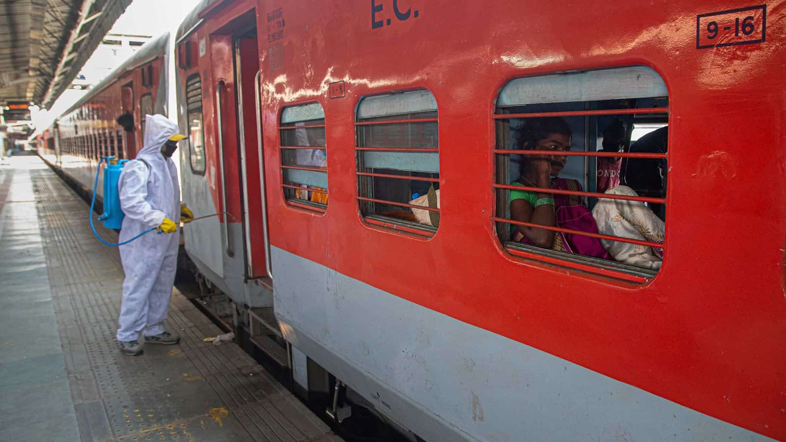 Detail Udaipur To Surat Train Nomer 18