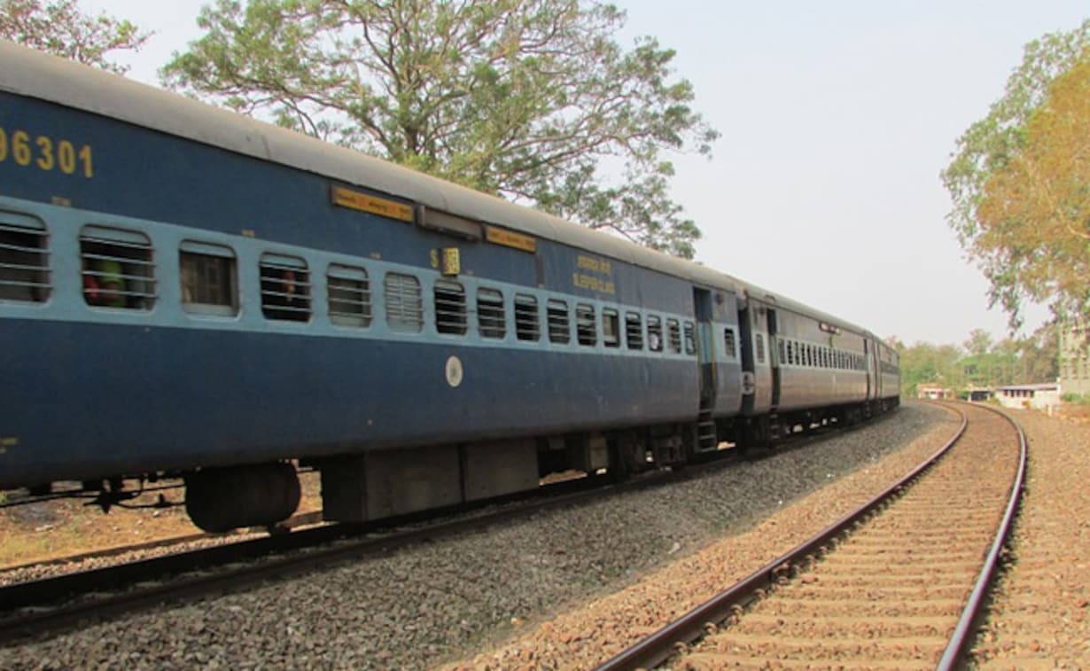 Detail Udaipur To Surat Train Nomer 31