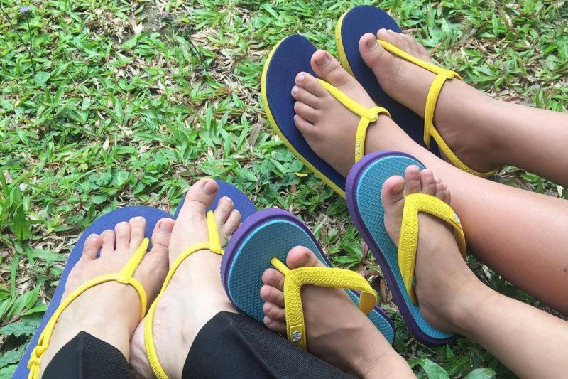 Detail Ukiran Gambar 2 Orang Di Sandal Paling Bagus Nomer 50