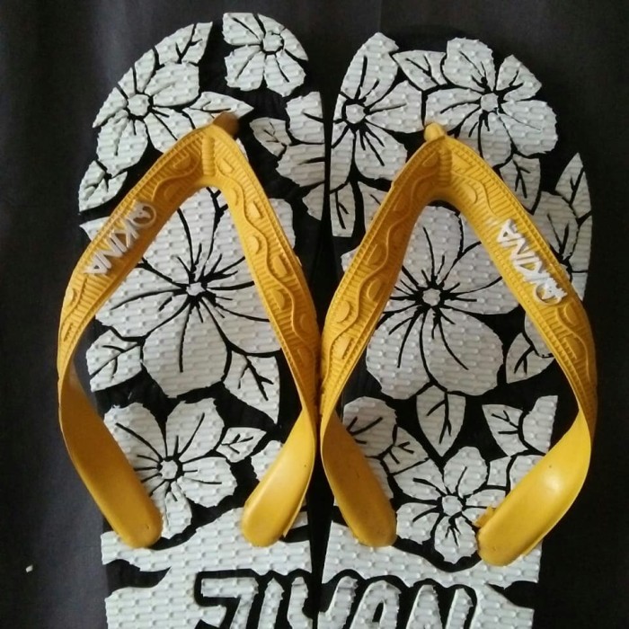 Detail Ukiran Gambar Orang Cewe Cowo Di Sandal Nomer 13