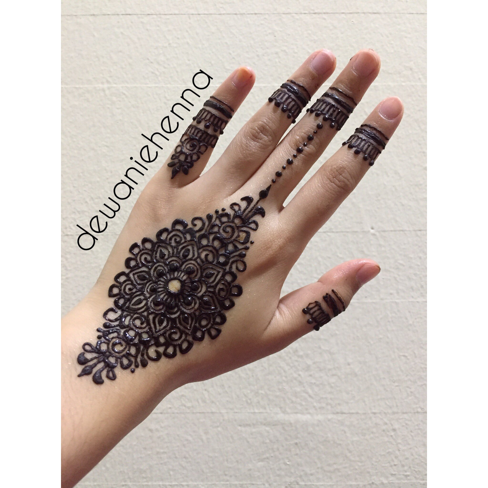 Detail Ukiran Tangan Henna Nomer 31