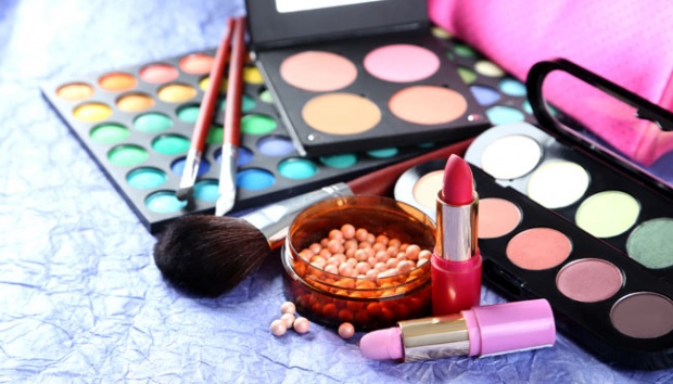 Detail Alat Alat Yang Digunakan Untuk Make Up Nomer 29