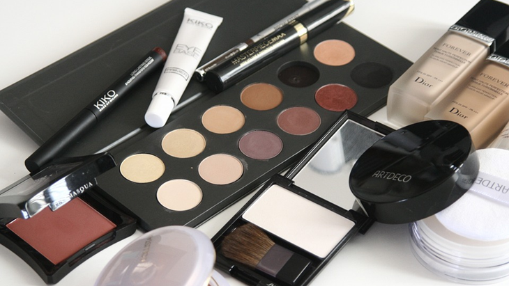 Detail Alat Alat Yang Digunakan Untuk Make Up Nomer 33